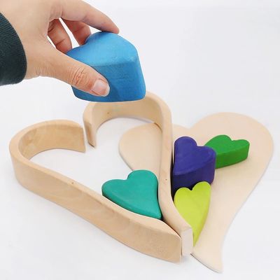 Nordischer hölzerner Regenbogen Jenga, der natürliche hölzerne Bausteine stapelt