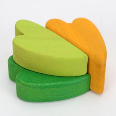 Nordischer hölzerner Regenbogen Jenga, der natürliche hölzerne Bausteine stapelt