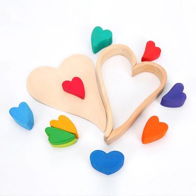 Nordischer hölzerner Regenbogen Jenga, der natürliche hölzerne Bausteine stapelt