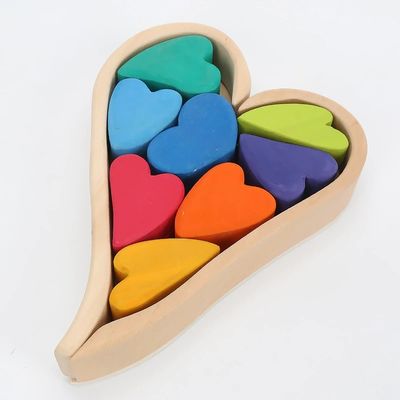Nordischer hölzerner Regenbogen Jenga, der natürliche hölzerne Bausteine stapelt