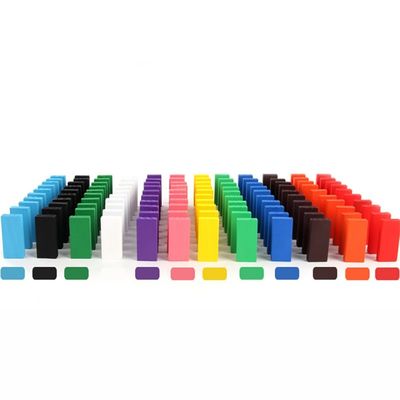 Regenbogen färbte Dominos für das Stürzen von Professor Puzzle Domino Rally