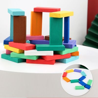 Regenbogen färbte Dominos für das Stürzen von Professor Puzzle Domino Rally