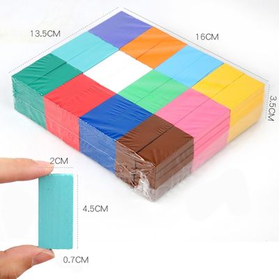 Regenbogen färbte Dominos für das Stürzen von Professor Puzzle Domino Rally