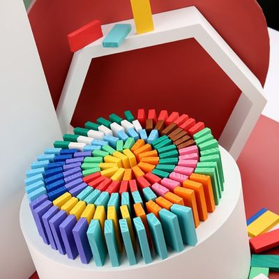 Regenbogen färbte Dominos für das Stürzen von Professor Puzzle Domino Rally