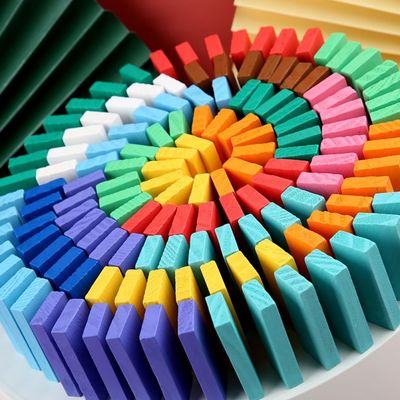 Regenbogen färbte Dominos für das Stürzen von Professor Puzzle Domino Rally