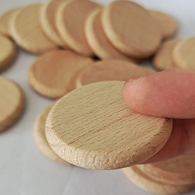 Naturholz-Disketten der Baumrinde-5cm kreisen Holz schneidet Ausschnitt-Verzierungen ein