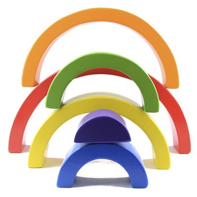 4.5cm Holzklotz-Spielwaren wölbten sich, Regenbogen-Blöcke stapelnd