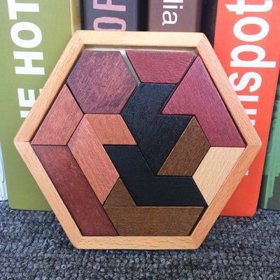 Sechseckige hölzerne Puzzlen des Montessori der Kinder