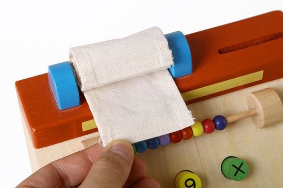 Kindertäuschen hölzerne Simulations-Registrierkasse Spiel-Spielwaren vor