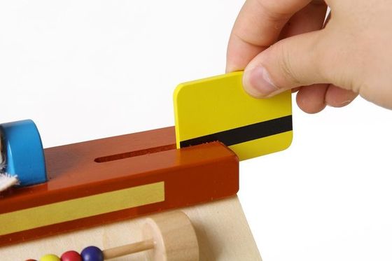 Kindertäuschen hölzerne Simulations-Registrierkasse Spiel-Spielwaren vor