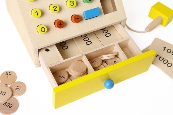Kindertäuschen hölzerne Simulations-Registrierkasse Spiel-Spielwaren vor