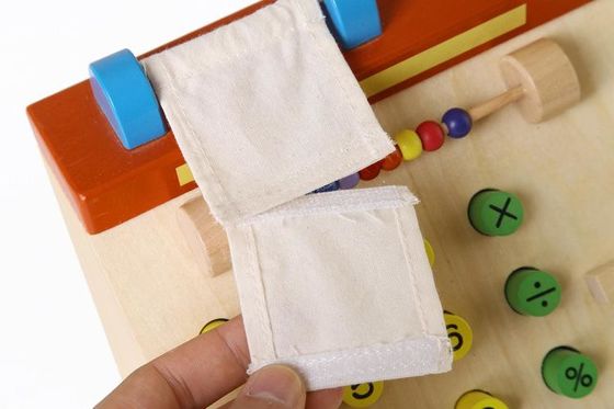 Kindertäuschen hölzerne Simulations-Registrierkasse Spiel-Spielwaren vor