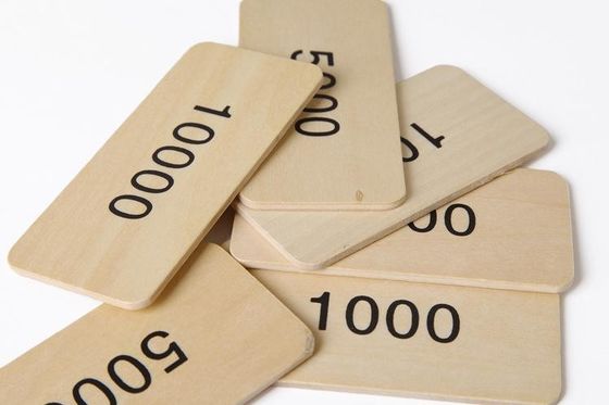 Kindertäuschen hölzerne Simulations-Registrierkasse Spiel-Spielwaren vor