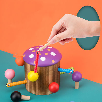 Hölzerner Fang das Wurm-Spiel für Augen-Koordinations-Training der Kinder Hand
