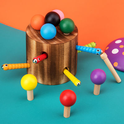 Hölzerner Fang das Wurm-Spiel für Augen-Koordinations-Training der Kinder Hand