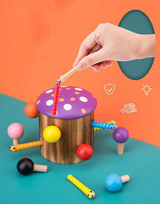Hölzerner Fang das Wurm-Spiel für Augen-Koordinations-Training der Kinder Hand