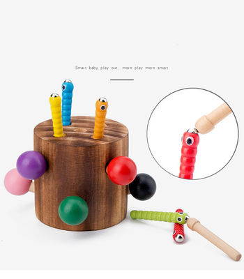 Hölzerner Fang das Wurm-Spiel für Augen-Koordinations-Training der Kinder Hand