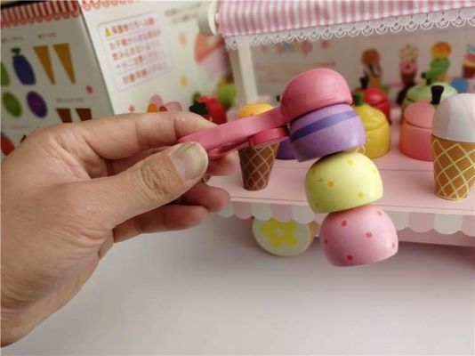 Die Simulations-Eistüte-Maschine der Kinder hölzerne