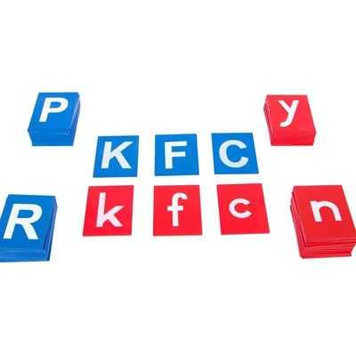 Baby, das hölzernes Alphabet-Spurbretter Montessori lernt