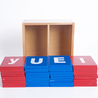 Baby, das hölzernes Alphabet-Spurbretter Montessori lernt