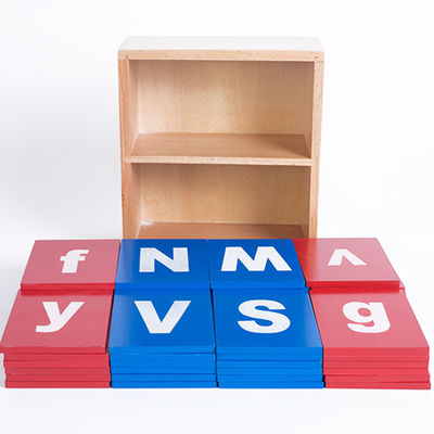 Baby, das hölzernes Alphabet-Spurbretter Montessori lernt