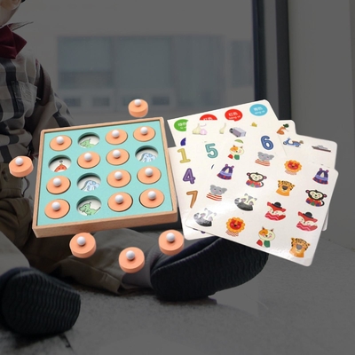 Gedächtnis-Match-Schach-Kinder spielt Früherziehung für Vorschulfamilien-Jungen-Mädchen