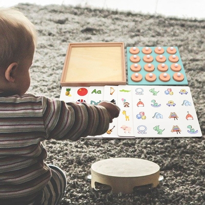 Gedächtnis-Match-Schach-Kinder spielt Früherziehung für Vorschulfamilien-Jungen-Mädchen