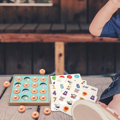 Gedächtnis-Match-Schach-Kinder spielt Früherziehung für Vorschulfamilien-Jungen-Mädchen
