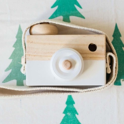 Lassen Sie uns 1Pc hölzernes Baby machen, das Spielwaren Kamera-Holz-Anhänger Montessori-Spielwaren für anwesendes Krankenpflege-Geschenk Kindhölzernes Diy umarbeiten