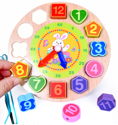 Bunte hölzerne perlenbesetzte Uhr Digital tierische pädagogische Perlen Montessori verwirrt die Geräte, die Uhr Toy Kid zusammenbringen