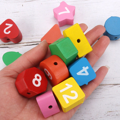 Bunte hölzerne perlenbesetzte Uhr Digital tierische pädagogische Perlen Montessori verwirrt die Geräte, die Uhr Toy Kid zusammenbringen