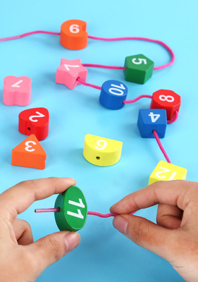 Bunte hölzerne perlenbesetzte Uhr Digital tierische pädagogische Perlen Montessori verwirrt die Geräte, die Uhr Toy Kid zusammenbringen