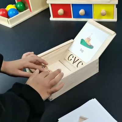 Hölzerne Lesung Montessori blockiert das drehende Buchstabe-spinnende Alphabet-Lernen