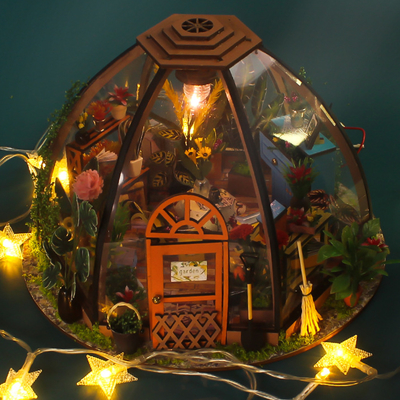 Hölzernes DIY-Miniaturpuppenhaus mit Licht-Batterie des Möbel-Gartenarbeit-Werkzeug-LED