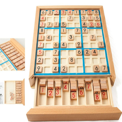 Kind-Sudoku-Schach-Buchen-internationale Kontrolleure, die Spieltisch falten