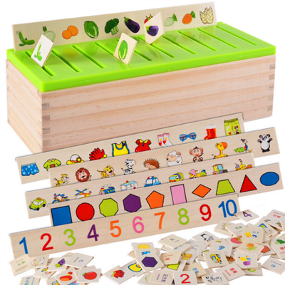 Hölzernes Montessori-Baby spielt mathematische Wissens-Klassifikation
