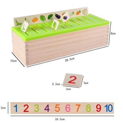 Hölzernes Montessori-Baby spielt mathematische Wissens-Klassifikation