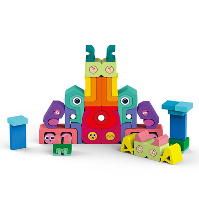 Hölzernes der Regenbogenbaustein der Kinder pädagogischen Montessori