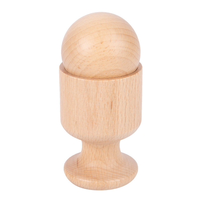 MontessoriLehrmittel die hölzerne Würfel-Ei-Ball-Schalen-Praxis, die für Kinder greift