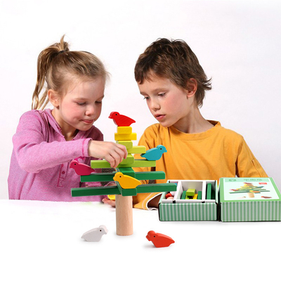 Vogel-Balancen-Baum-Holzklotz-Spielwaren üben den pädagogischen Finger aus