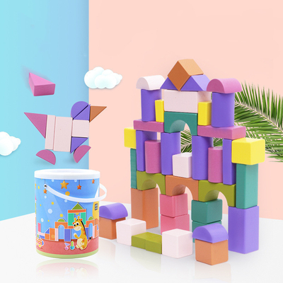 Kleinkinder DIY scherzt große Partikel, die hölzernes buntes Baustein