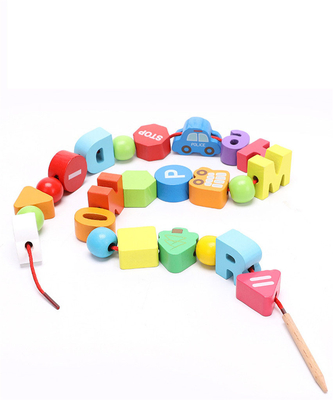 hölzerner Zahl-Buchstabe-perlenbesetztes Seil-Spiel des Stadtverkehr-75Pcs, das den Durchzug aufreiht