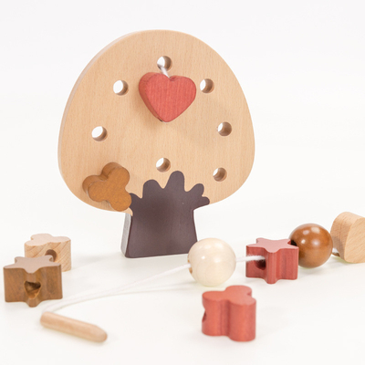 Buche der Faden alle festen hölzernen Kinder, der Spielwaren für 3-jährige bördelt